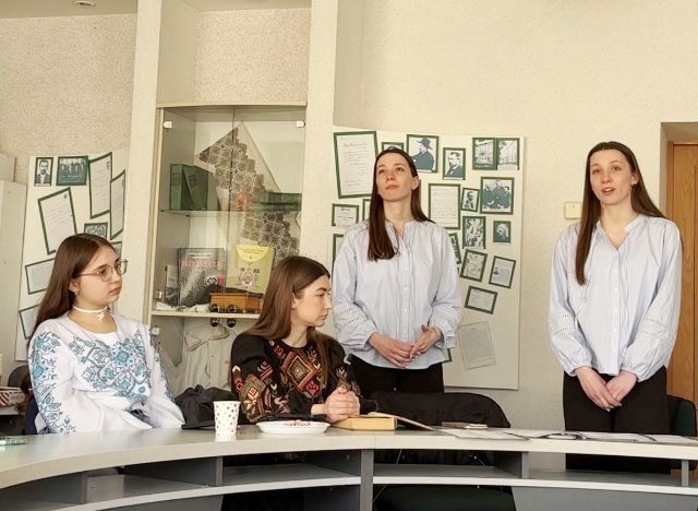 Савка Оксана та Олена роздумують про Лілею